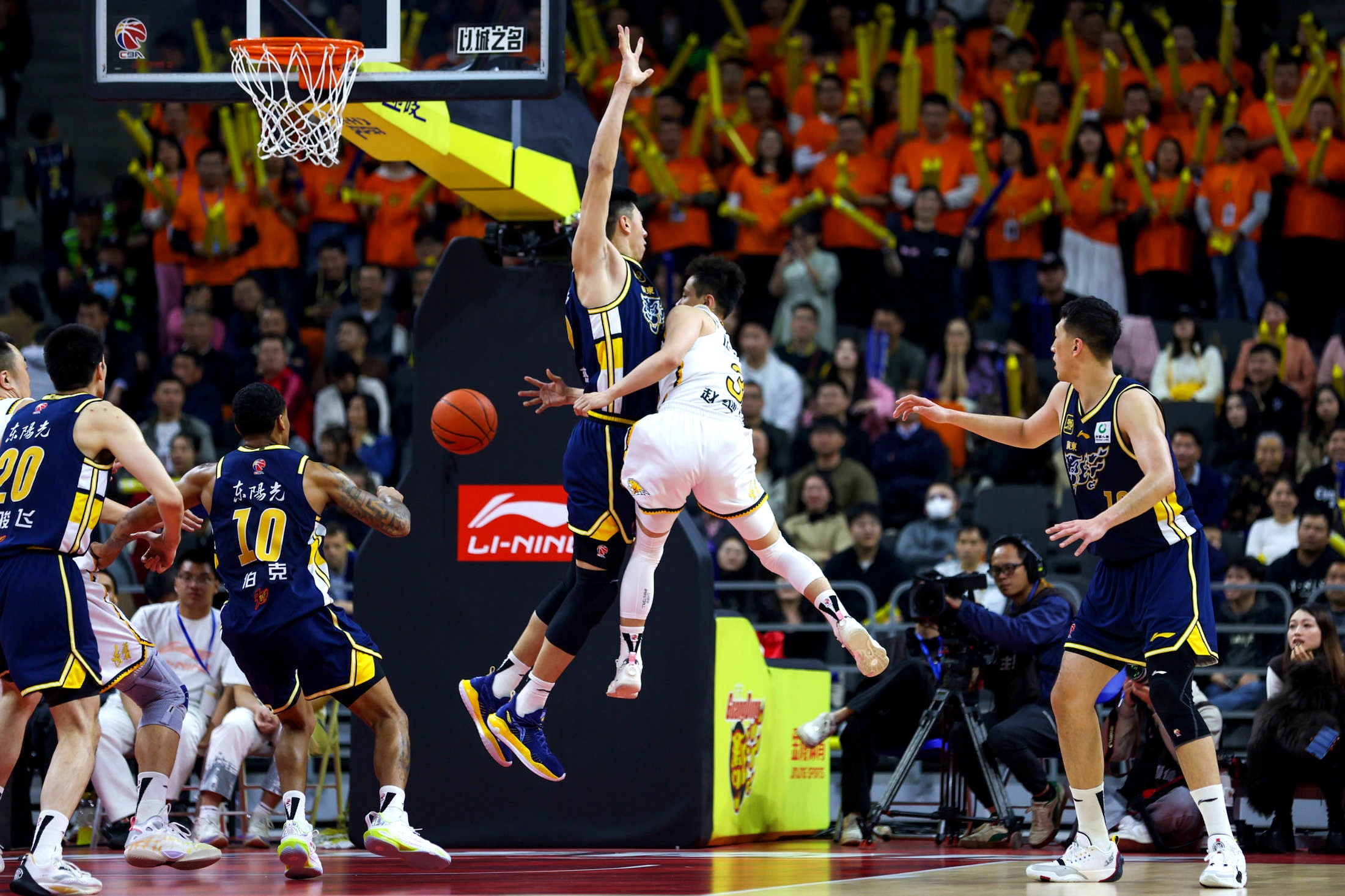 山东男篮迎欧篮联关键赛;冲刺阶段豪取连胜;引发热议;团队化学反应显著 -玖鼎体育平台